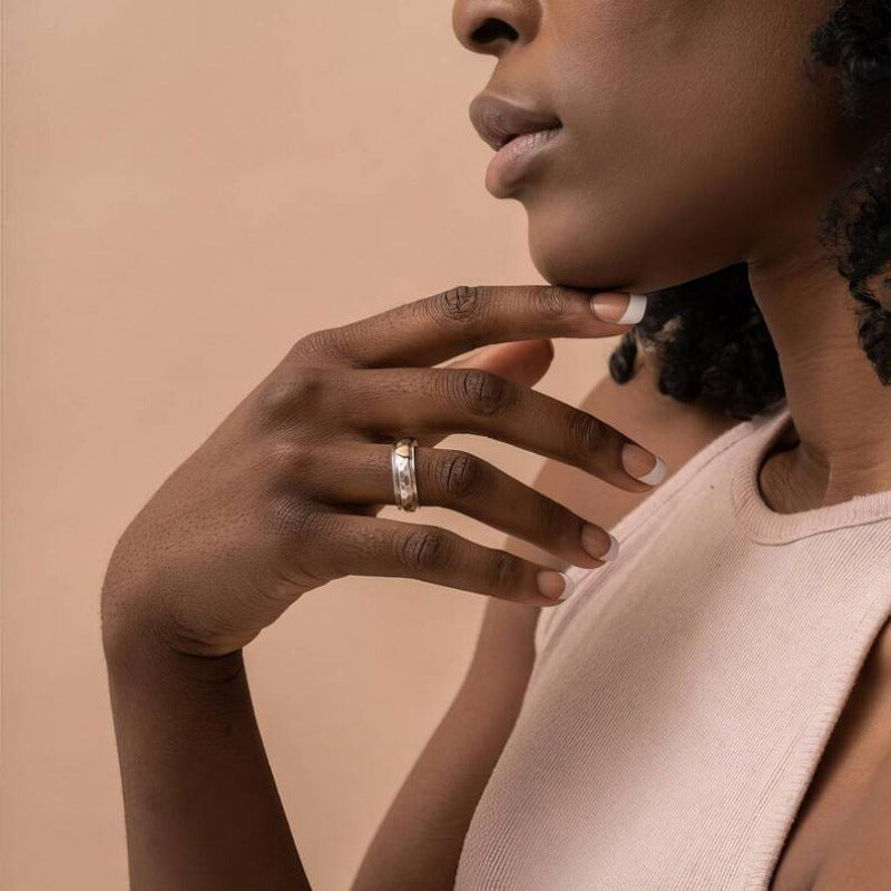 1 style of fashionable, simple and exquisite Women's ring, rotatable love ring, very suitable for parties, banquets, Valentine's Day, Christmas and birthdays, anniversary wear
